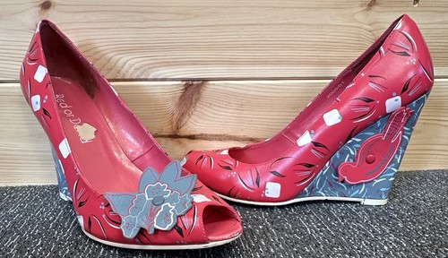 Red dead women - red,