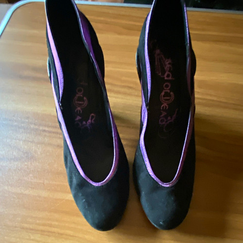 Red dead black suede - or,
